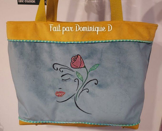 La femme à la rose mylar