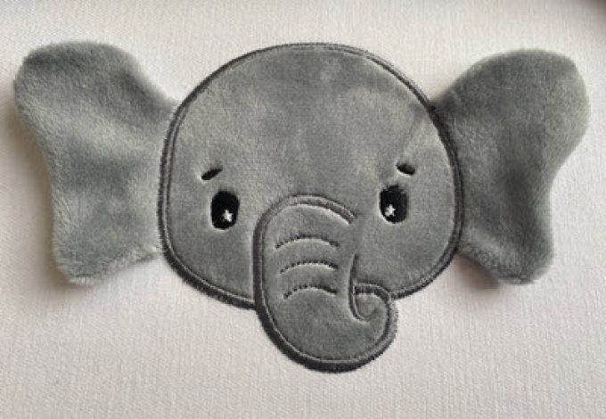 L'éléphant appliqué oreilles en 3 D  